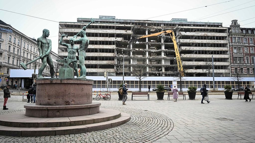 Spondan liiketaloa purettiin Helsingin keskustassa maaliskuussa.