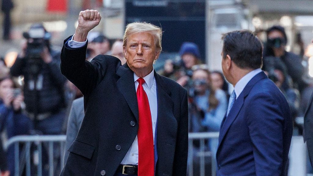 Donald Trump poistumassa New Yorkin oikeustalolta 25. maaliskuuta.