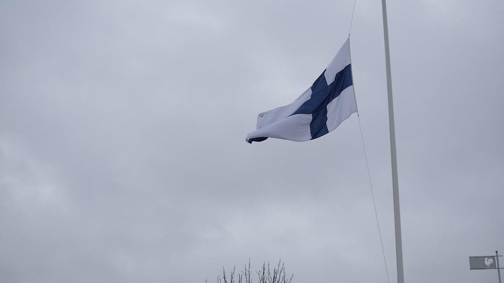 Viertolan koululla lippu laskettiin puolitankoon tiistaina.