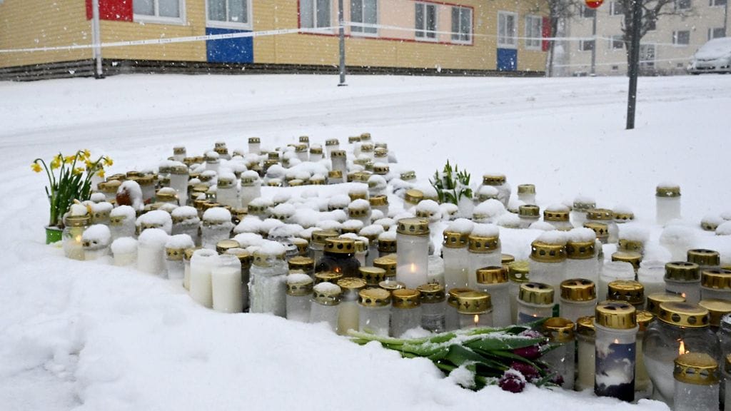 Viertolan koululle on tuotu kukkia ja kynttilöitä kouluampumisessa menehtyneen lapsen muistolle.