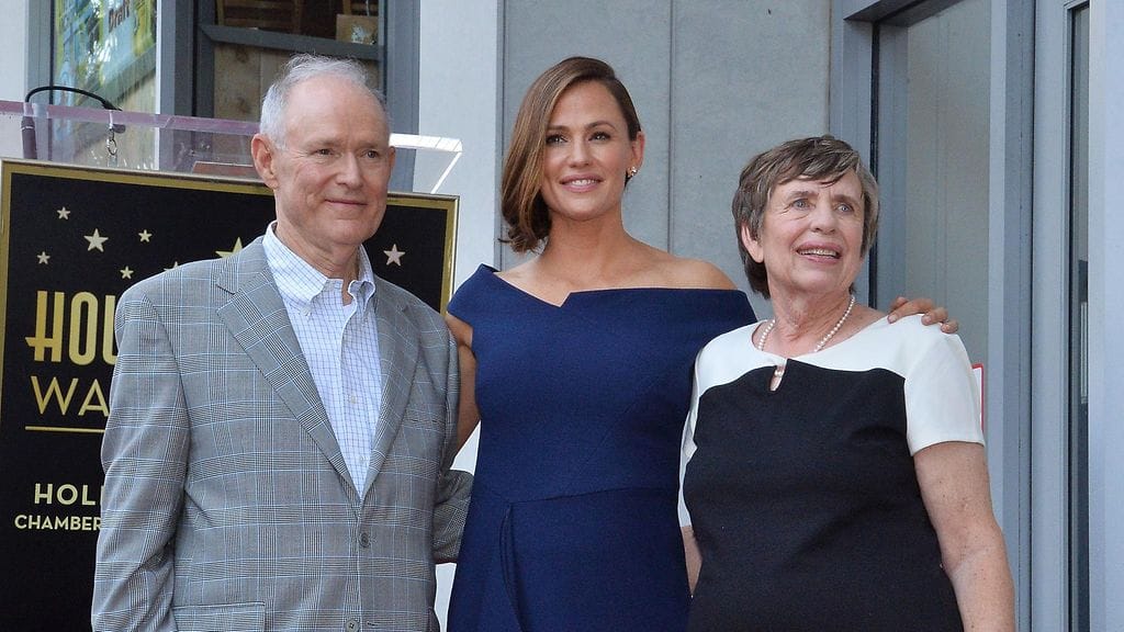 Jennifer Garner isänsä Williamin ja äitinsä Patrician kanssa vuonna 2018.