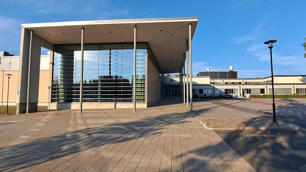 Pääskytien koulussa järjestetään opetusta 7.–9. luokille. Rakennuksessa toimii myös kolme esikouluryhmää.