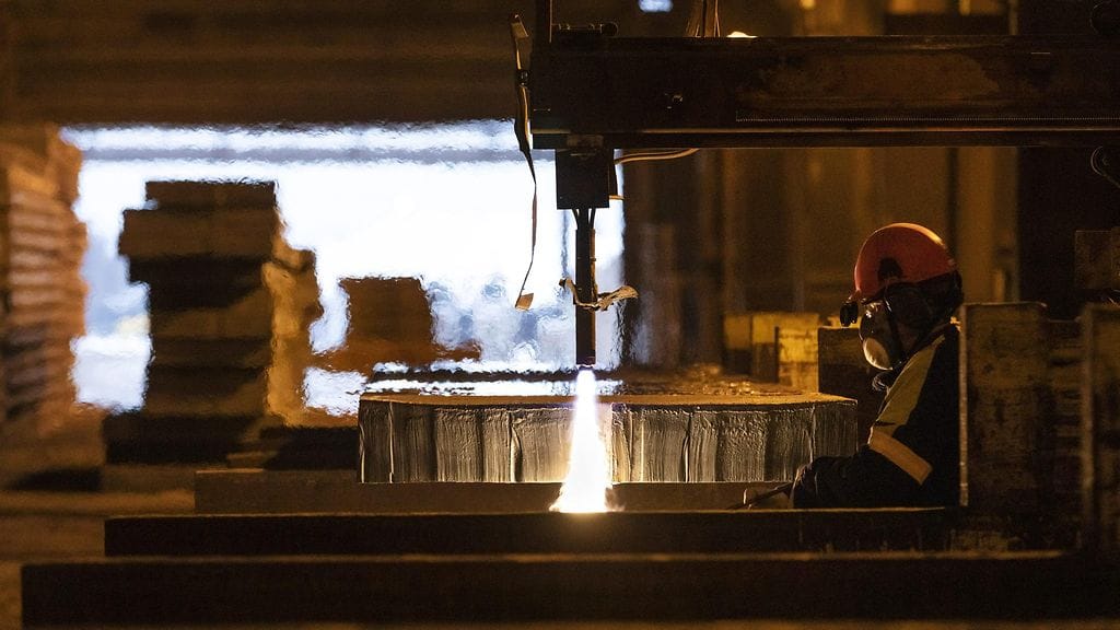 Kuvituskuvassa valmiista teräsaihiosta otettiin näytepalaa polttoleikkaamalla SSAB:n Raahen tehtaalla 24. marraskuuta 2021.