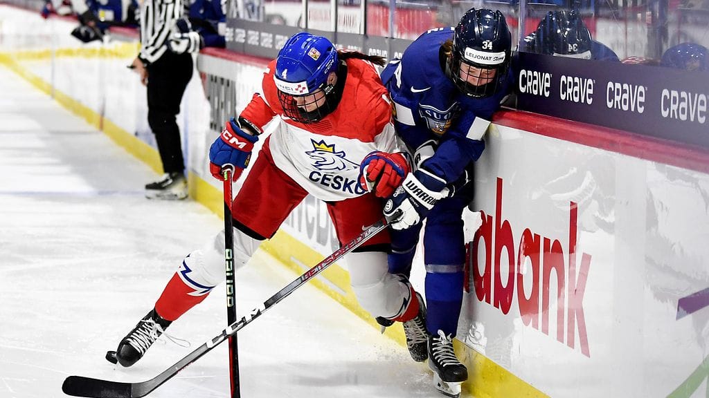 Tshekki nollasi Naisleijonat MM-avauksessa. Kuvassa Daniela Pejsova pitää Sofianna Sundelinin tiukassa vartioinnissa.