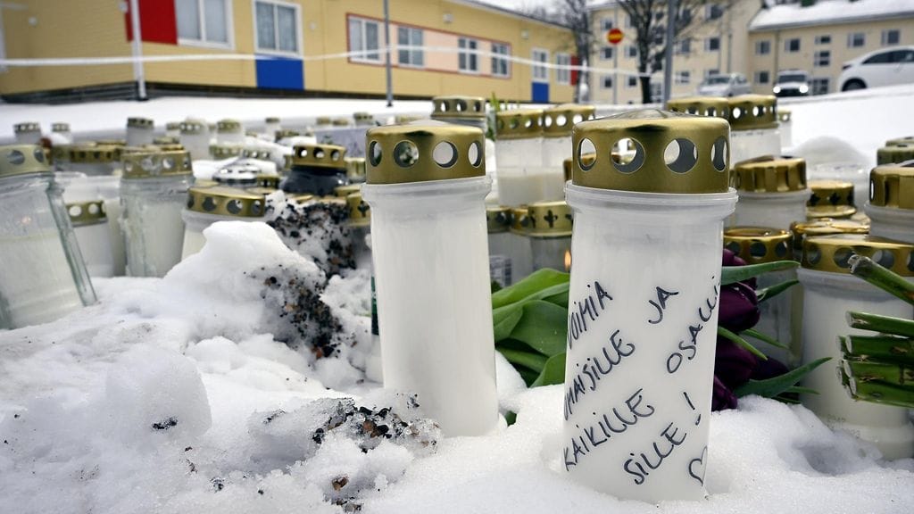 Poliisin sairaalasta saamien tietojen mukaan kummatkin loukkaantuneet ovat erittäin vakavasti loukkaantuneita.