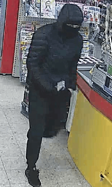 Tummiin pukeutunut ryöstäjä vei Itä-Suomen poliisilaitoksen mukaan uhkaamalla rahaa Sale Saarijärven myymälästä ja pakeni paikalta.