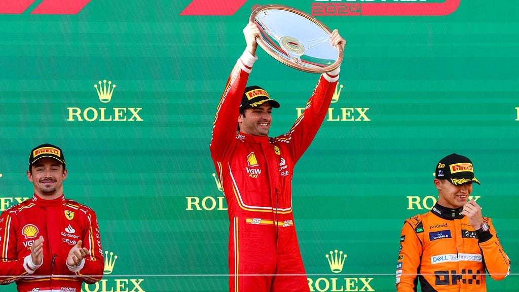 Carlos Sainz (kesk.) juhli Australian GP:ssä voittoa.
