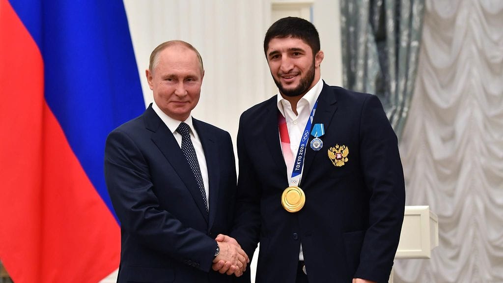 Venäjän tankki -lempinimeä kantava Sadulajev voitti Rion 2016 olympialaisissa 86- ja Tokion 2021 olympialaisissa 97-kiloisten sarjan. Tokion kisojen päättäjäisissä hän toimi Venäjän joukkueen lipunkantajana.