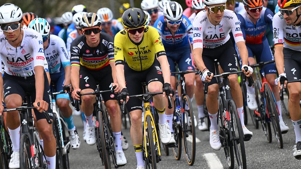 Jonas Vingegaard (kesk.) kuuluu Ranskan ympäriajon voittajasuosikkeihin.