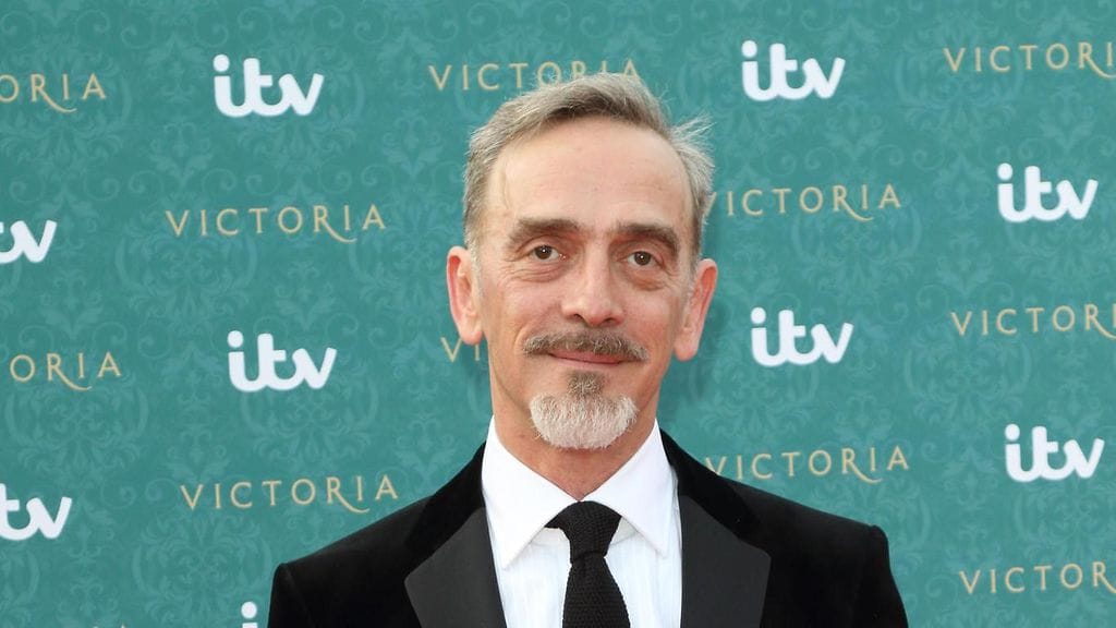 Adrian Schiller kuoli äkillisesti 60-vuotiaana.