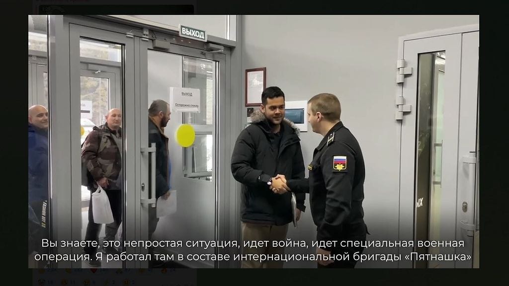 Videolla "Wil" (keskellä) kättelee Hanty-Mansijskin värväyskeskuksessa työskentelevää venäläissotilasta.