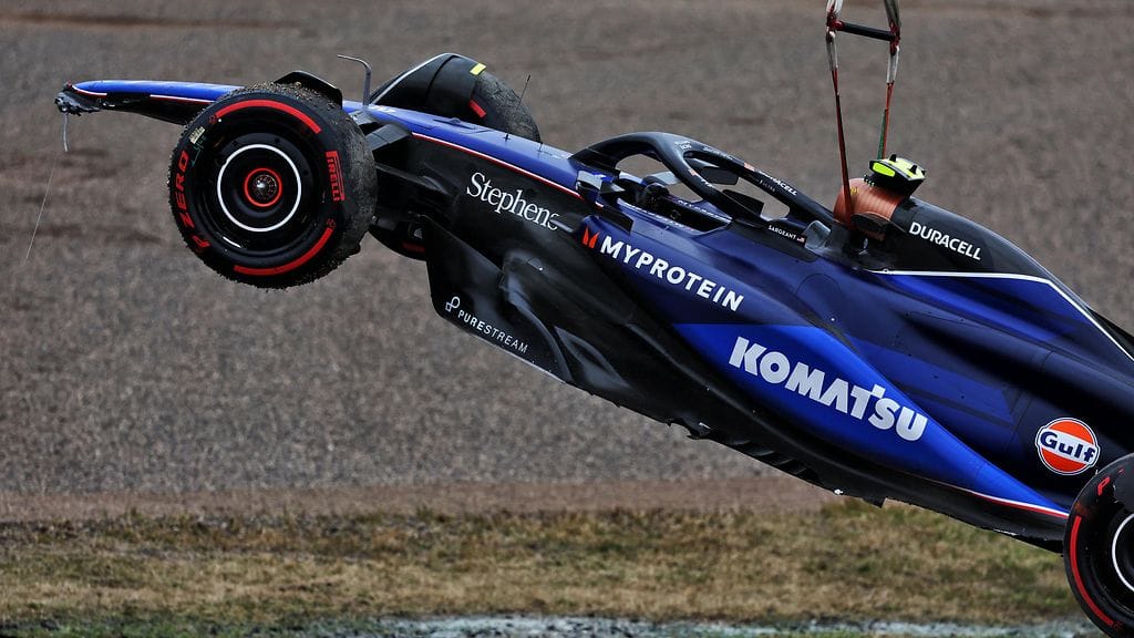 Logan Sargeantin Williams-auto nostettiin radalta sivuun ulosajon jälkeen.