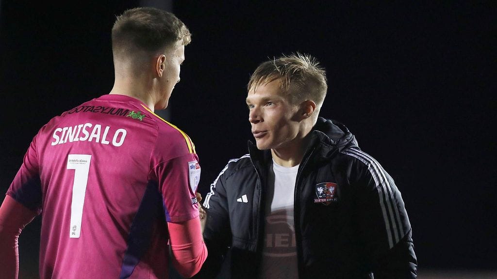 Exeterin Viljami Sinisalo ja Ilmari Niskanen tekivät aloitteen mustien käsivarsinauhojen käytöstä.