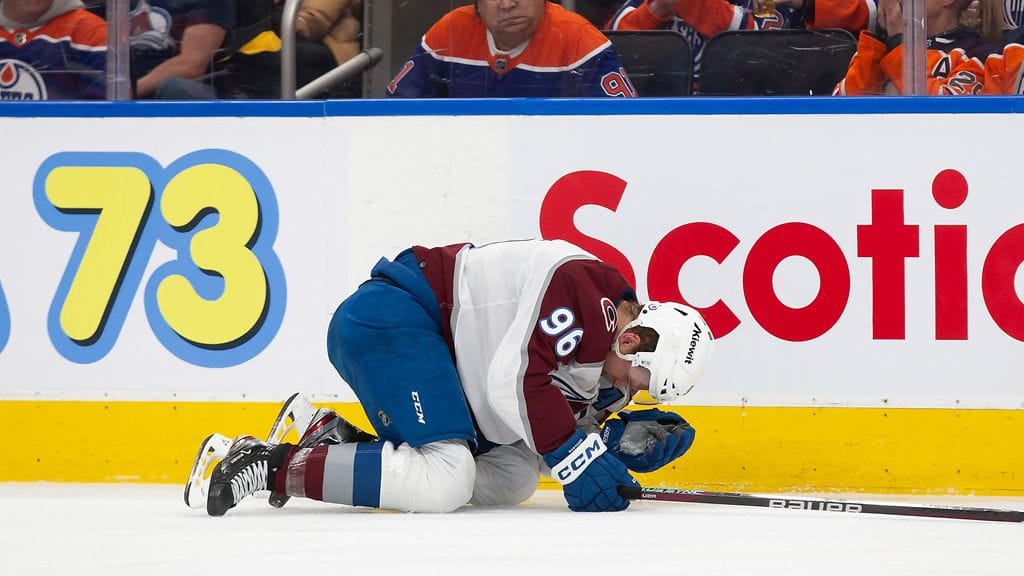 Mikko Rantanen jäi jään pintaan rajun taklauksen jälkeen.