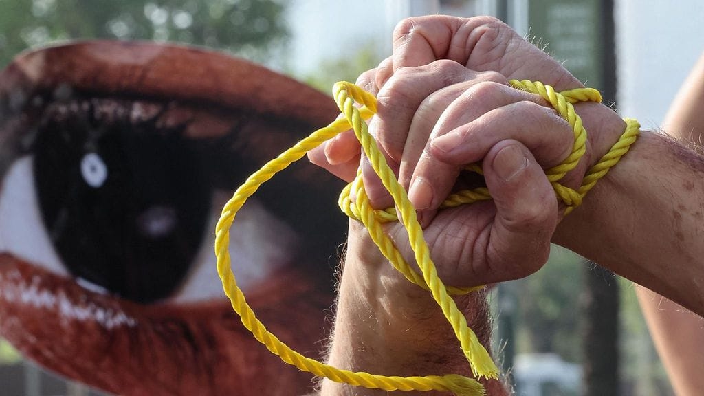 Israelilaisten panttivankien omaiset ja kannattajat osoittivat torstaina mieltään Tel Avivissa vaatien heidän vapauttamistaan.