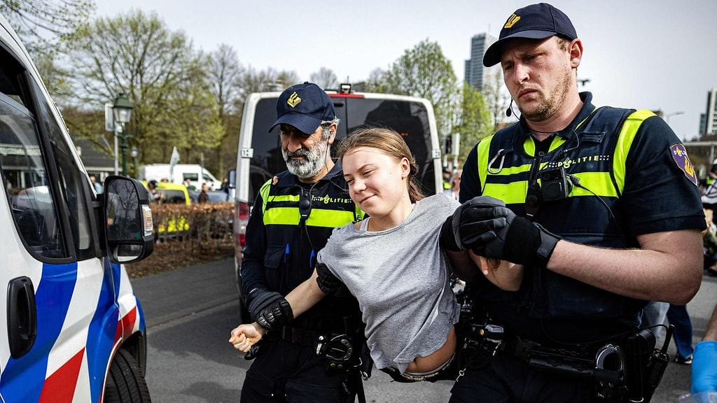 Ennen kiinniottoa Thunberg kertoi toimittajille protestoivansa, koska maailma on kriisissä.