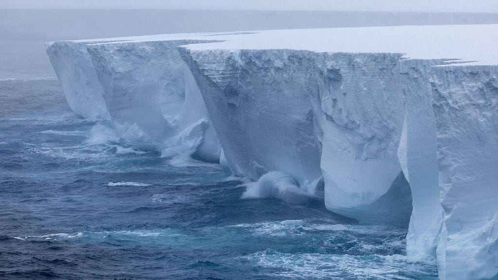 Voimakkaat aallot leikkaavat vuoren seinämiä ja muovaavat valtavia luolia ja kaaria.