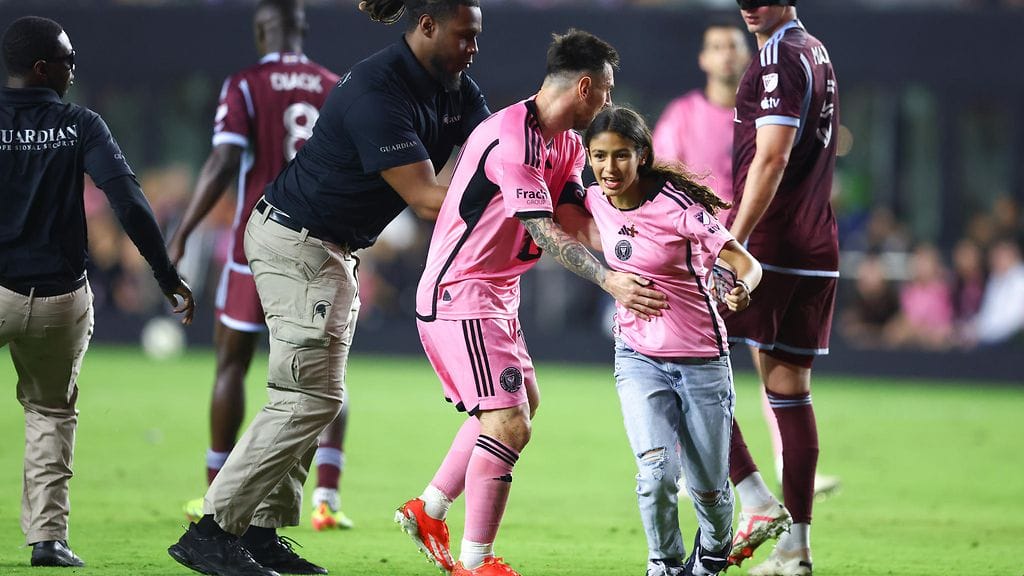 Kannattaja rynätsi kentälle ottamaan selfien Messin kanssa.