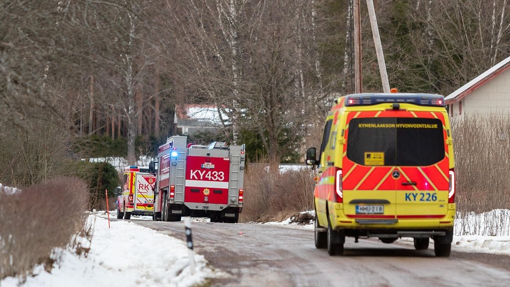 Kymenlaakson pelastuslaitos sai hälytyksen keskisuuresta rakennuspalosta Aittokaaressa Ummeljoella kello 19.27.
