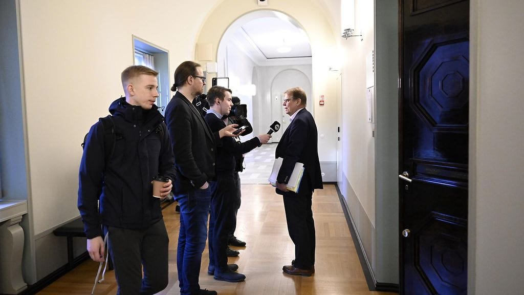 Tunnelmia työelämä- ja tasa-arvovaliokunnan ovella ennen kokouksen alkua. MTV:n haastattelussa valiokunnan varapuheenjohtaja Lauri Lyly (sd.) ja kokoukseen menossa ollut valiokunnan jäsen Miko Bergbom (ps.).