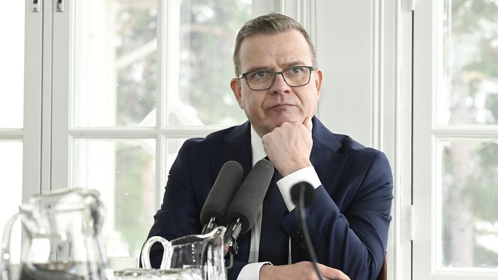 Pääministeri Petteri Orpo ennen Ylen Pääministerin haastattelutunti -lähetystä Kesärannassa Helsingissä 7. huhtikuuta 2024. Kuvituskuva.