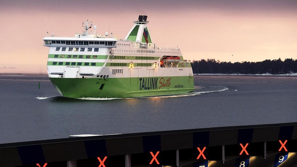 Kuvituskuvassa Tallink Siljan matkustajalaiva Star saapumassa auringonlaskun aikaan Länsisatamaan Helsinkiin 15. maaliskuuta 2021.