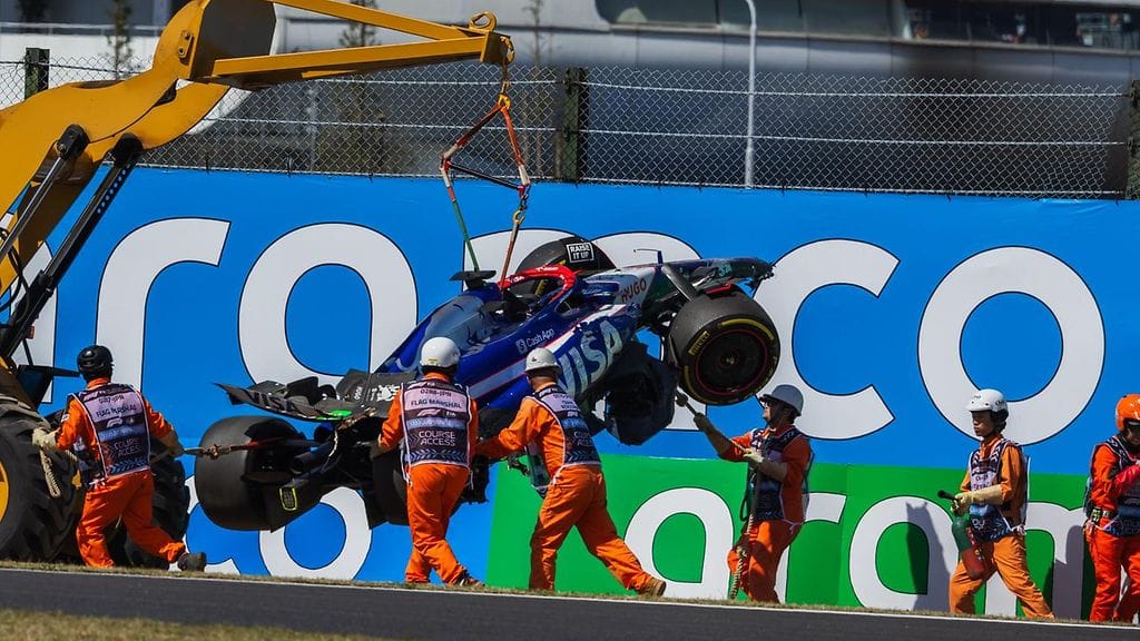 Alexander Albonin autoa nosteltiin Japanin GP:n aikana kolaroinnin seurauksena.