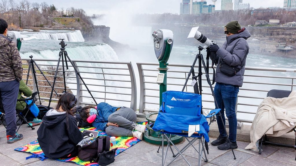 OP Ihmiset leiriytyvät Prospect Pointissa tunteja ennen täydellistä auringonpimennystä Niagaran putouksilla, New Yorkissa, Yhdysvalloissa, 8. huhtikuuta 2024.