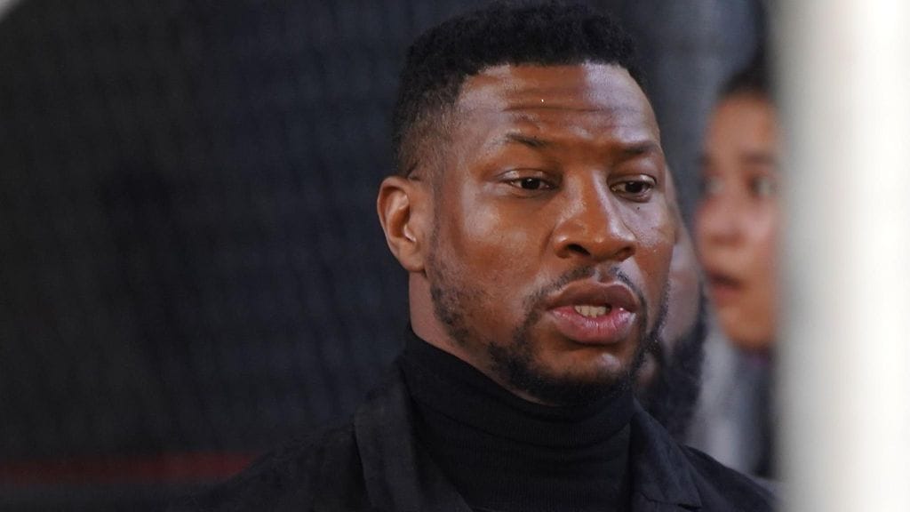 Jonathan Majors poistumassa New Yorkin rikostuomioistuimesta Manhattanilla saatuaan tuomionsa 8. huhtikuuta.