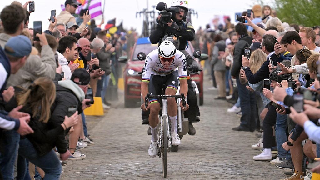 Mathieu van der Poel puolusti viime vuoden voittoaan onnistuneesti viikonloppuna Pariisi–Roubaix-klassikossa.