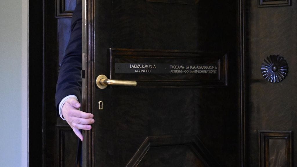 Valiokunnan puheenjohtajan mukaan asian käsittelyyn vaikuttaa myös kireä yhteiskunnallinen ilmapiiri.