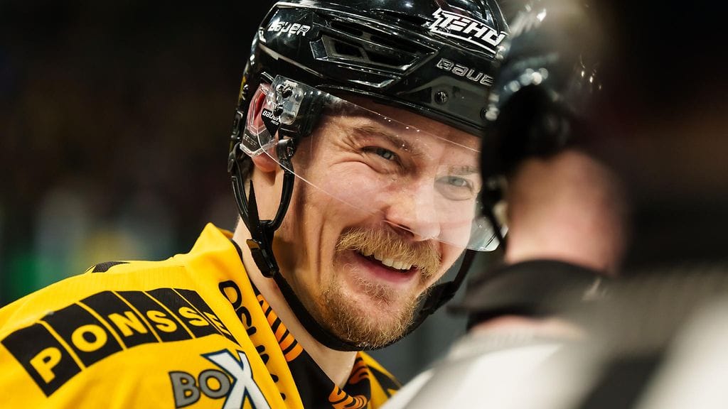 Puolustaja Aleksi Elorinne oli voittamassa KalPalle seuran historian ensimmäistä Suomen mestaruutta. Ensi kaudella puolustaja pukee Jokerien paidan päälleen.