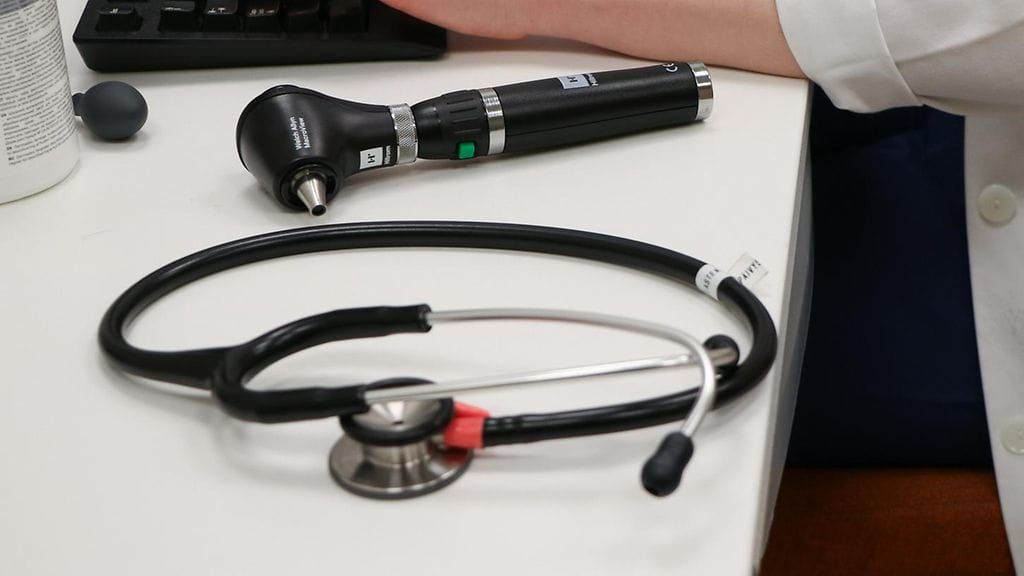 Hyvinvointialueilla on vaikeuksia saada riittävästi koulutettuja ammattilaisia avoimiin tehtäviin