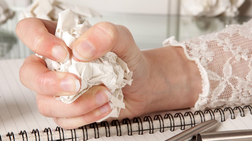 kirjoittaa, kirjoitusblokki, rypistää paperi