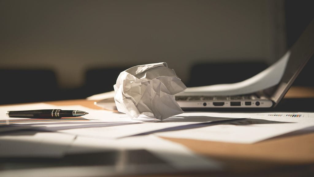 kirjoittaa, kirjoitusblokki, rypistää paperi (2)