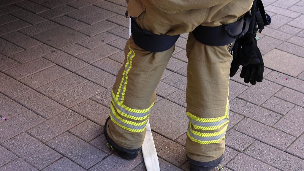 Kuljettaja törmäsi puuhun Vaasassa. Kuvituskuva.