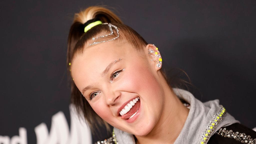 JoJo Siwa pisti hampaansa uuteen uskoon.