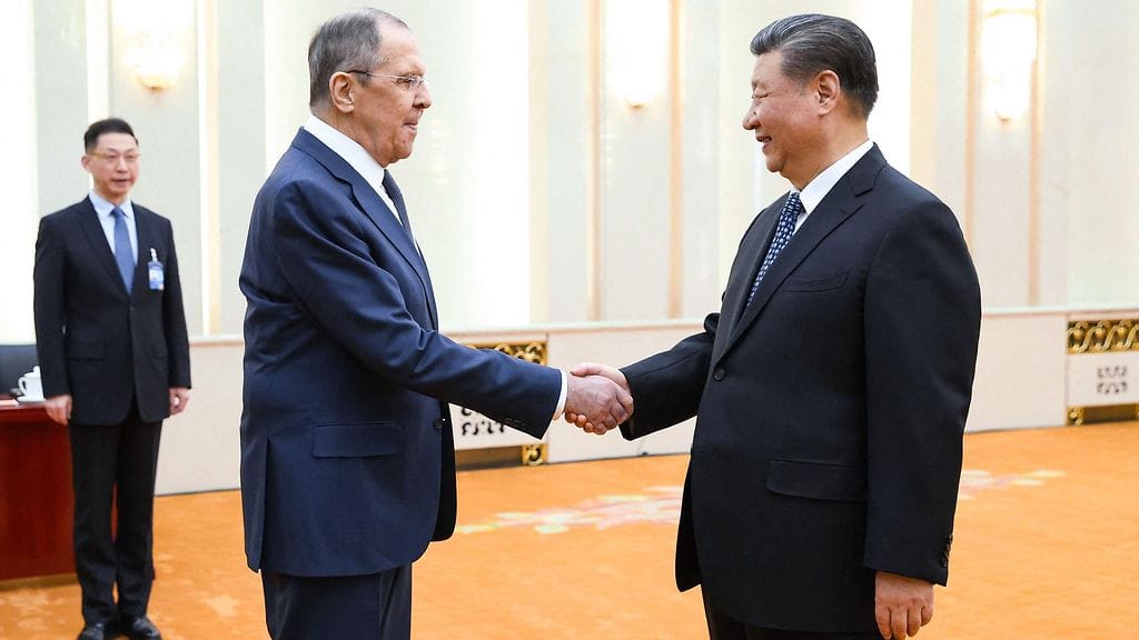 Venäjän ulkoministeri Sergei Lavrov ja Kiinan presidentti Xi Jinping tapaamisessaan tiistaina 9.4.2024.