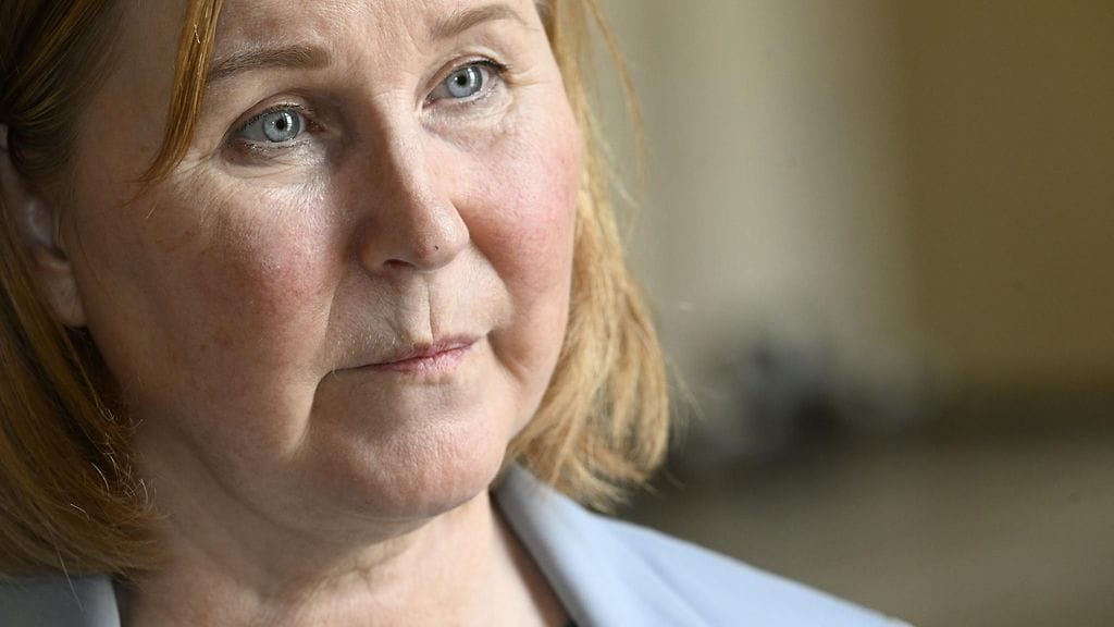 Sosiaali- ja terveysministeri Kaisa Juuso (ps.) huomauttaa, että vaikka hoitajamitoitusta vanhusten ympärivuorokautisessa hoivassa laskettaisiin, tulee ihmisten hoidontarve täyttää.