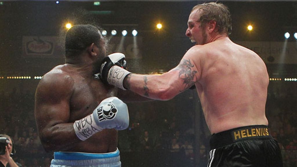 Robert Helenius testaa Samuel Peterin leukaperien kestävyyttä.