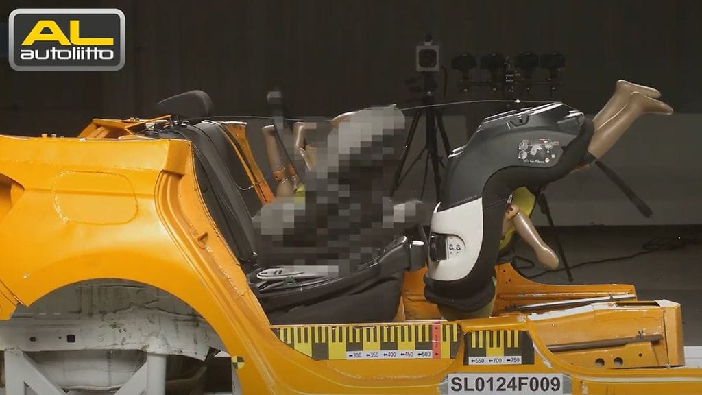 Kuvakaappaus Autoliiton törmäystestivideolta.