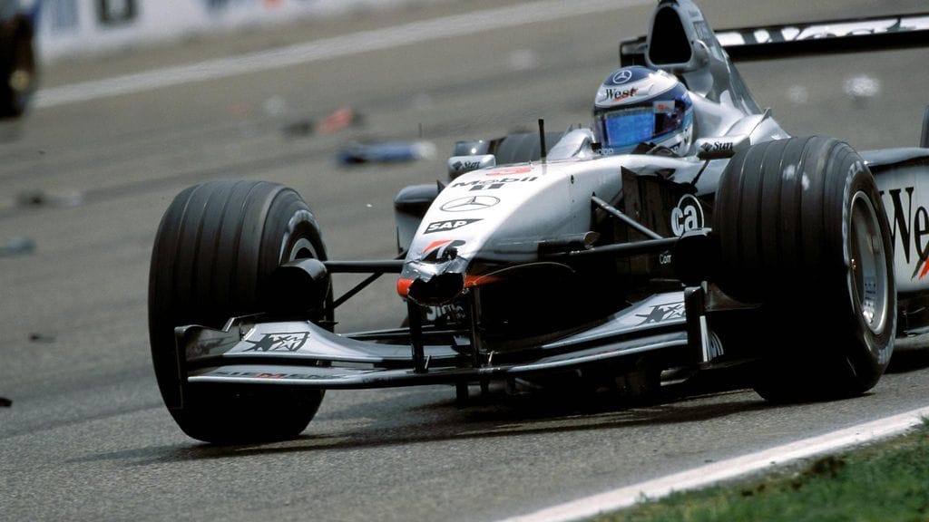 Mika Häkkinen ajoi vuonna 2001 Hockeheimin radalla Mercedeksellään.
