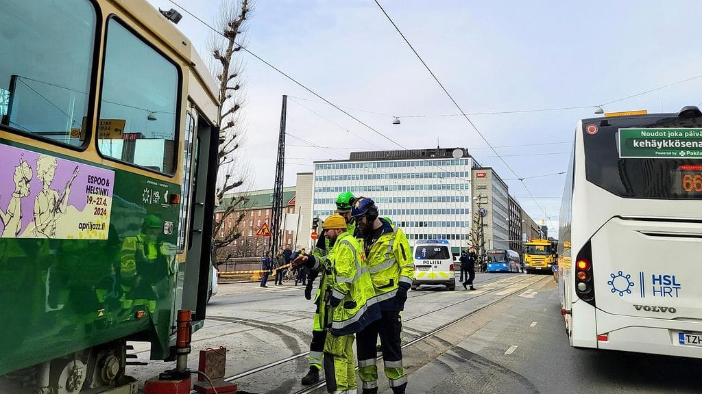 Raitiovaunu ja kuorma-auto kolaroivat Pitkäsillalla Helsingissä. Yksi kuljetettiin sairaalaan ja kaksi muuta osallista ensihoito tarkasti.