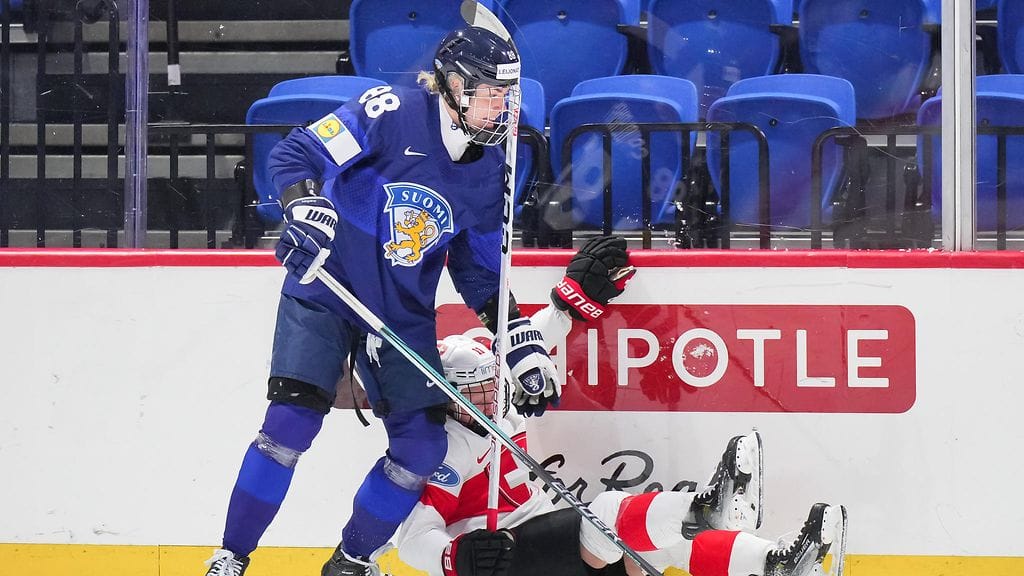 Suomen Ronja Savolainen pystyssä, Sveitsin Laura Zimmermann kumossa.