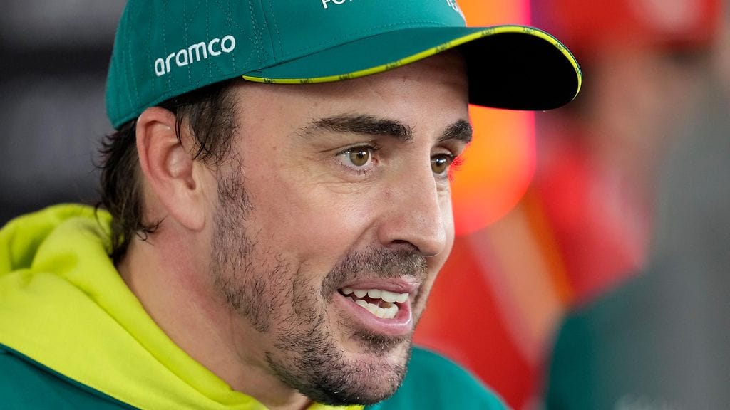 Fernando Alonso jatkaa Aston Martinilla.
