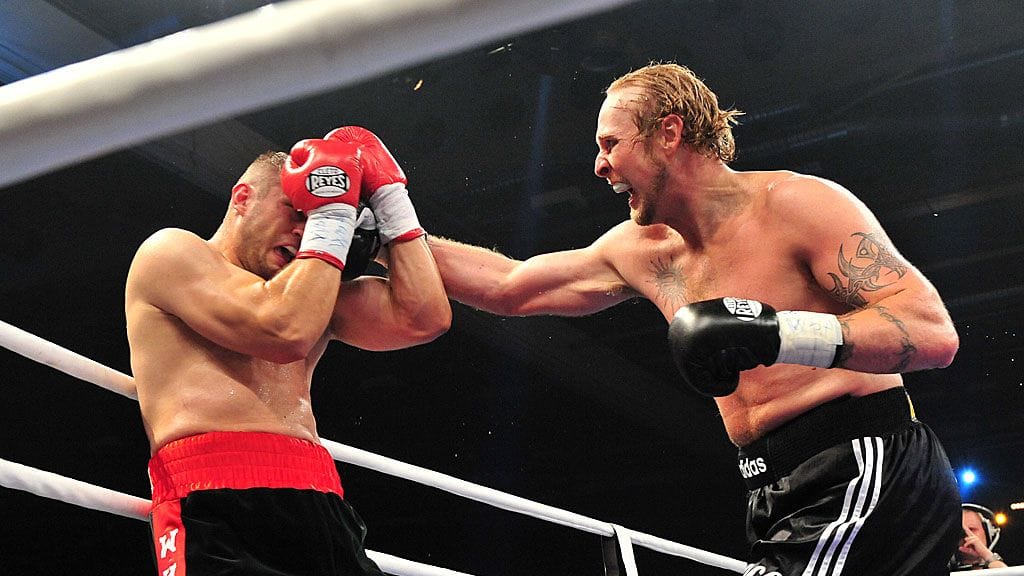 Robert Helenius lyö Sjarhei Ljahovitshiä.