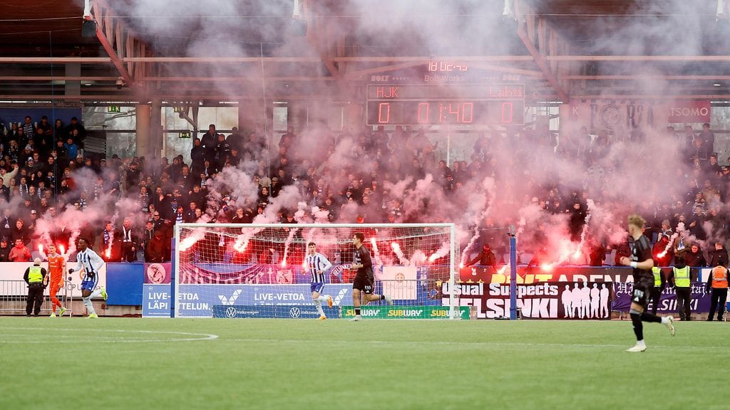 Soihdut paloivat HJK:n fanipäädyssä FC Lahti -ottelussa.