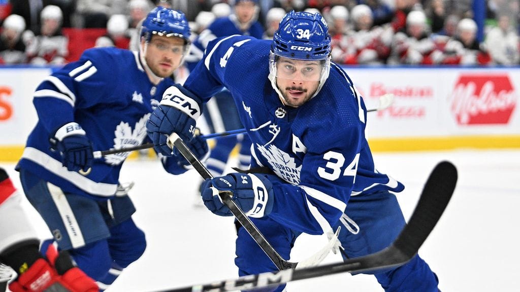 Max Domi seuraa taustalta, kun Auston Matthews luistelee päätyyn.