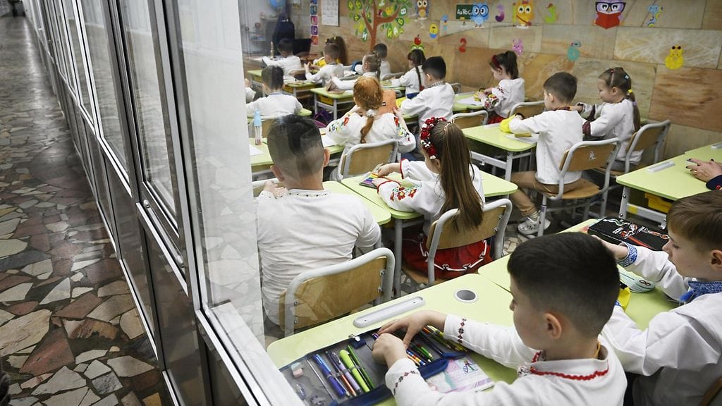 Oppilaita metroaseman tunneliin suojaan sijoitetussa koulussa Ukrainan Harkovassa 4. huhtikuuta 2024. Yliopiston metroaseman metrokoulu sijaitsee Harkovan ydinkeskustassa.