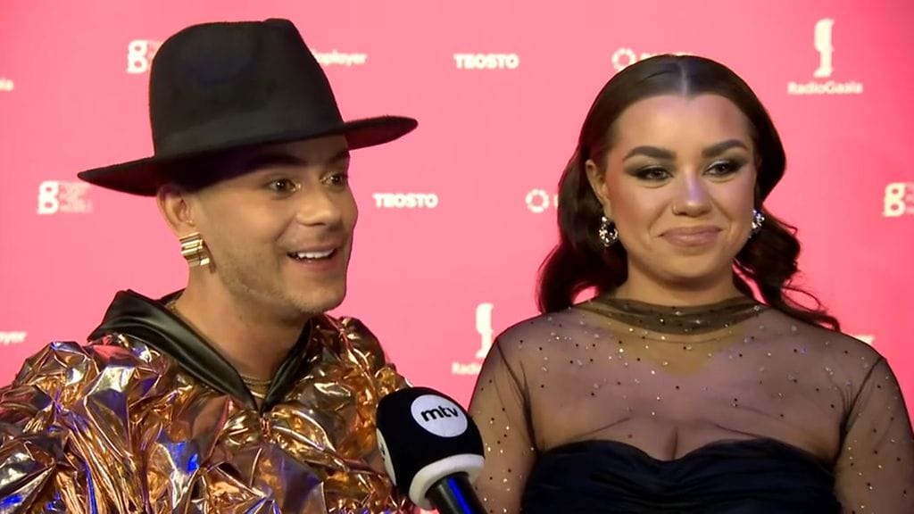 Niko Saarinen Radiogaalassa. Vieressä Julianna Jokela.